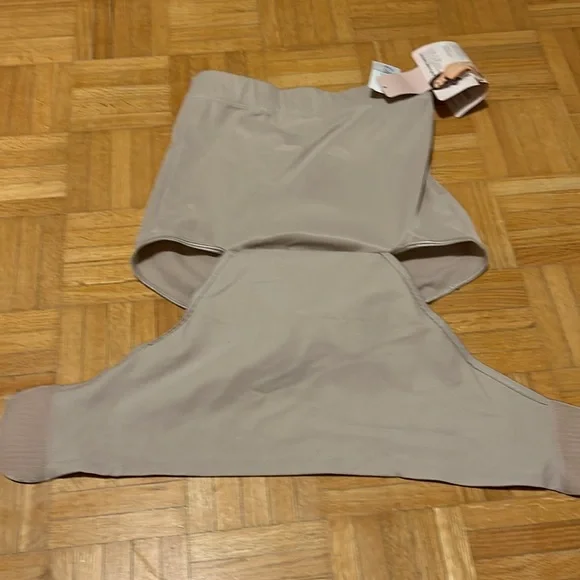 Leonisa - Picture 3 of 12